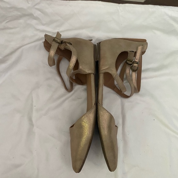 REPORT FLATS SIZE 8.5 GOLDEN FLATS GOLD SHOES POINTY TOE - Picture 2 of 3